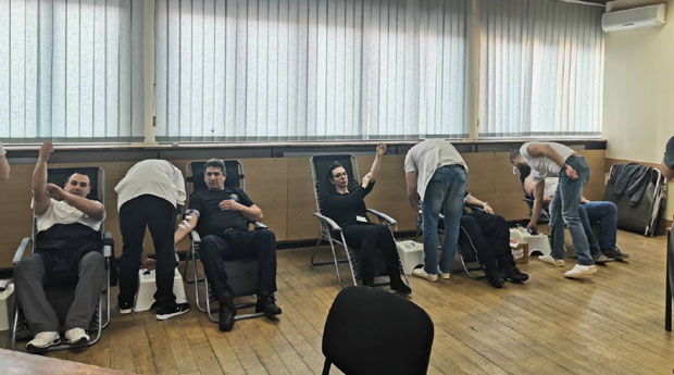 Краљевачки полицајци на висини задатка: Добровољни даваоци крви (ФОТО)