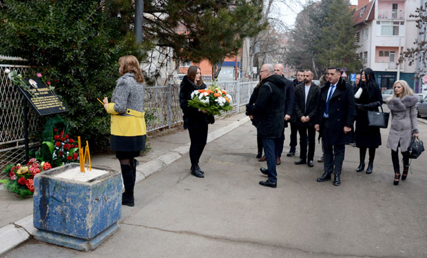 Свеће и цвеће за покојног Оливера: Одата почаст Ивановићу у Косовској Митровици (ФОТО)