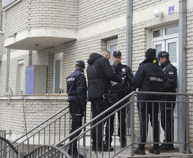 Стан Момчиловића дупло продат, БЕТОНИРАЊЕМ ВРАТА се бране од извршитеља