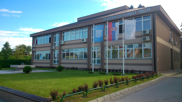 Звиждао и облизивао се пред девојчицама: Вулгарност код школе у Обреновцу усијала друштвене мреже 