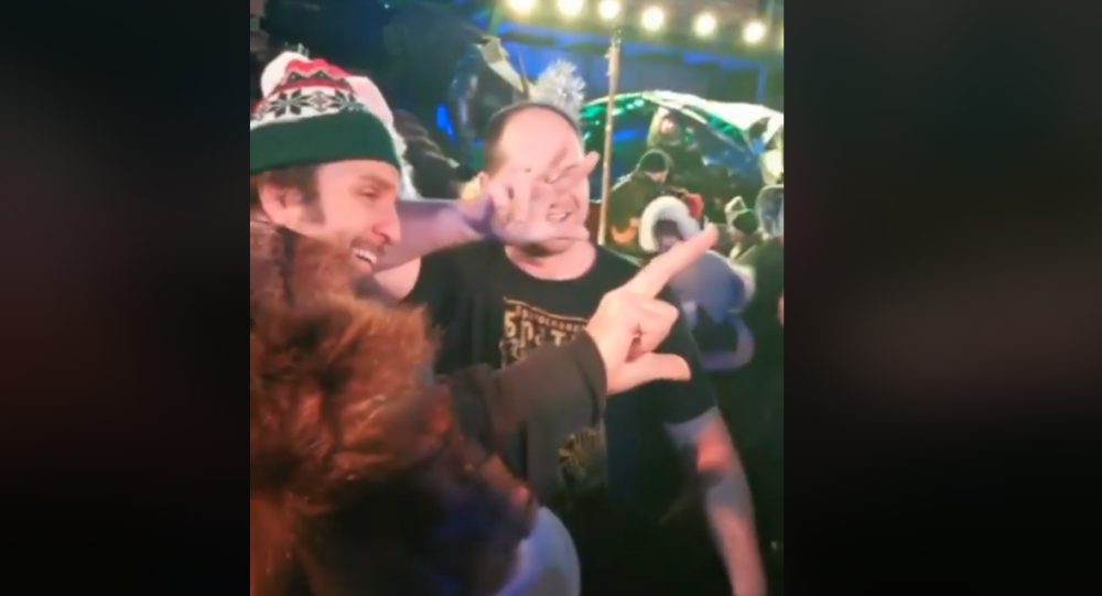 Са уздигнута три прста Хирург из „Ноћних вукова“ поручује: Не дамо светиње (ВИДЕО)