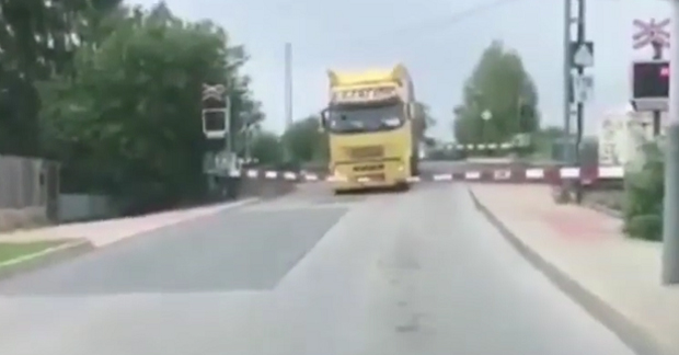 Камионџија из Србије направио 2,5 милиона евра штете: Возио 20 САТИ без престанка, прети му РОБИЈА јер је угрозио 220 ЖИВОТА (ВИДЕО)