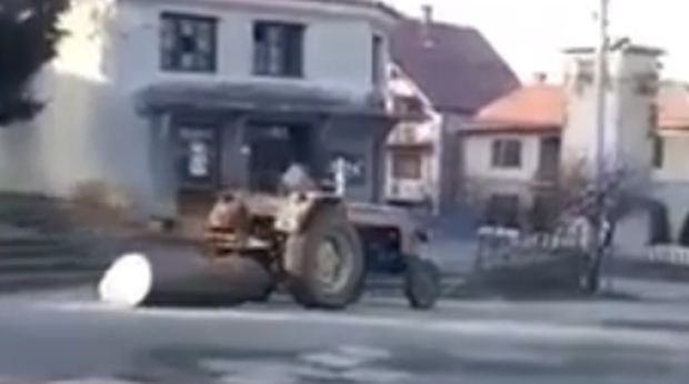 „Зарадио“ пријаву од полиције: Трактором вуче балван по путу, да се откачио могао је да убије неког