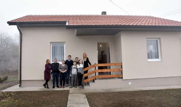 Удовица Марина и троје деце живели без воде, у мраку куће која тоне: Муњевита акција добротвора вратила Максимовићима осмех на лице