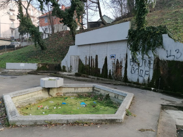 Уместо оазе за одмор и дружење за одрасле, фонтана од смећа: Чесма Беле воде у Водоводској ругло уместо украса