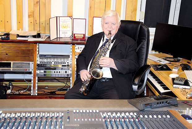 Снимио је 64 кола, у авиону сакупљао бакшиш док је Кемиш свирао, а да је дувао у балон, колико у саксофон, он би био већи од земљине кугле: Шест деценија догодовштина музичара из Миливе