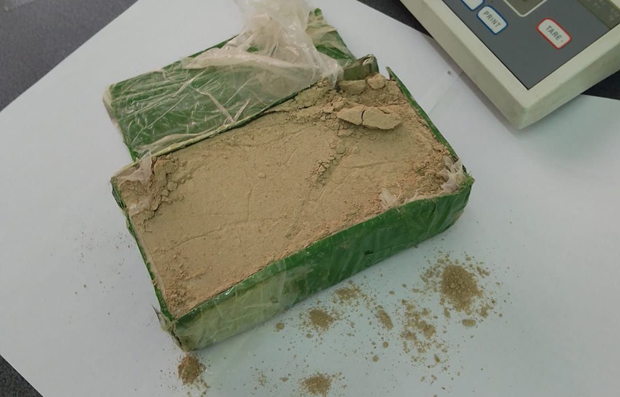 Заплењен килограм хероина: Ухапшени наркодилери, дрогу крили у чарапама