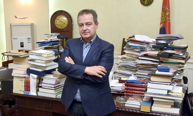 Дачић питао званичнике у Црној Гори: Кад вам крвна зрнца нису битна, што онда НЕМА СРБА на некој државној функцији? 
