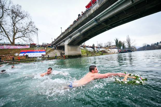 Богојављење у Републици Српској: Врх државе у литији, подршка СПЦ у Црној Гори; У Дервенти најбржи 15-годишњи Немања (ФОТО/ВИДЕО)
