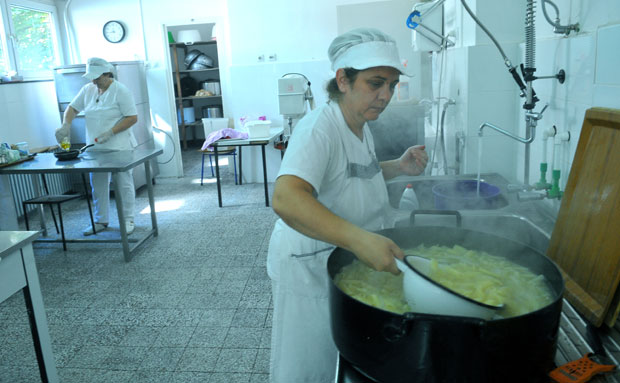 ХАСАП угасио школске рингле: Строжа правила и мањак куварица смањили број ђачких кухиња