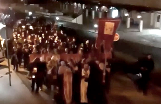 Овде се родио премијер Црне Горе који је предложио споран закон, а верници су вечерас на ногама: Мојковчани обарају рекорд на литији (ВИДЕО)