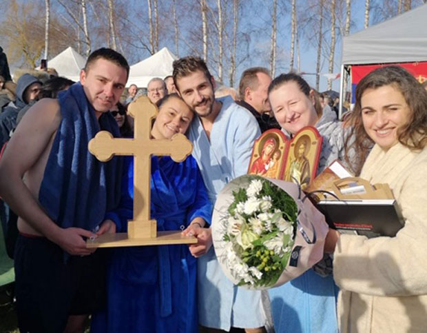 Три париске даме изнеле крст на Богојављење (ФОТО/ВИДЕО)