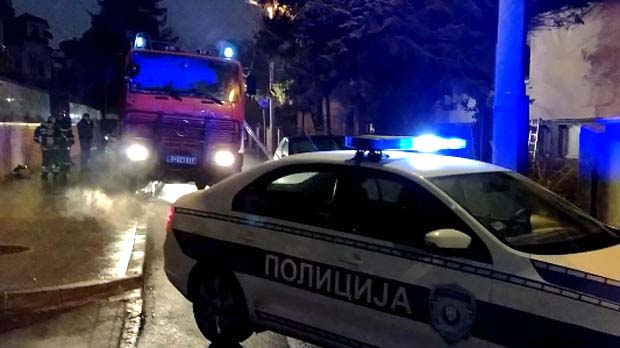 Пожар на Дедињу: Пламен захватио целу зграду, ватрогасци и полиција брзо изашли на терен