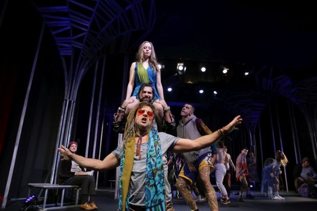 Представа „Коса глумачки и музички спектакл сезоне - Доба хипи културе са преко 55 уметника на сцени