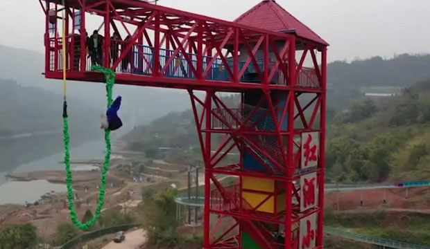 Сурова кинеска атракција: Бацили свињу са банџија, животиња скичала док је публика навијала (ВИДЕО)