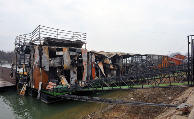 Цунами изгорео, прописи и даље плутају: Поново покренуто питање о постављању и пословању сплавова 