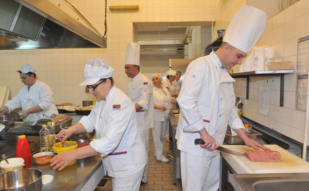 Вучић обожава уштипке и чоколадну торту, Путин пуњене крушке: У кухињи Председништва Србије, где се спремају јела за председника и многе светске лидере (ФОТО)