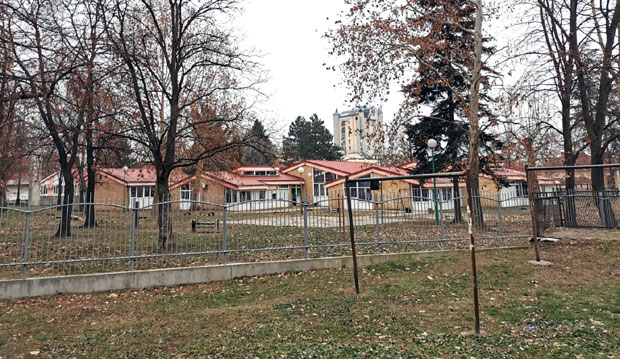 „Био је повучен, али ништа није указивало да ће да дигне руку на себе”: Детаљи самоубиства у Чачку, ОБЕСИО СЕ у дворишту вртића