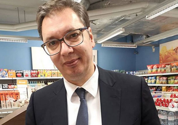 Поклони за Милицу, Данила и Вукана: Вучић куповао у сувенирници у Давосу (ФОТО)