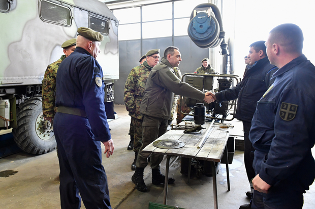 Вулин обишао прву јединицу која је примила оклопно возило “Лазар 3” (ФОТО)