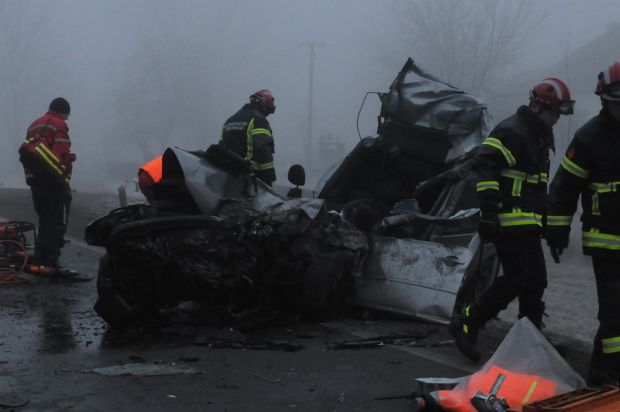 Двоје погинуло у „голфу“, трећа особа критично: Кобно претицање на Ибарској магистрали код Краљева (ФОТО, ВИДЕО)