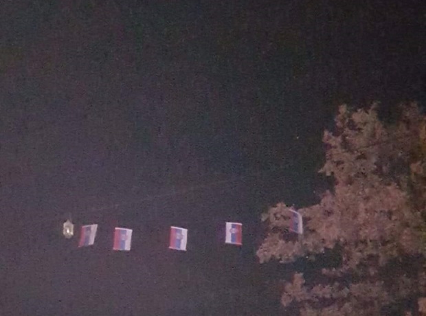 Виоре се заставе Србије на друмовима на северу Црне Горе: Грађани бране тробојку (ФОТО)