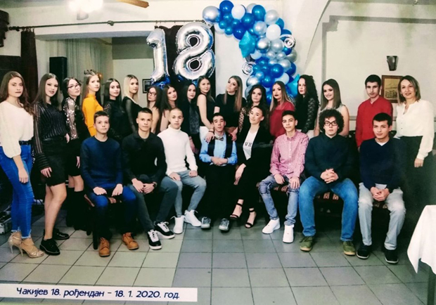 Рођен је са церебралном парализом, остављен у Звечанској, а срећан је и вољен: Чаславу другови организовали прославу 18. рођендана и поручују - Он нас носи у срцу, као и ми њега
