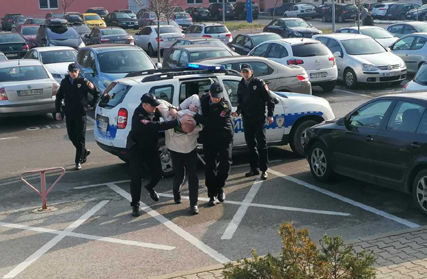 Осећала сам се НЕПРИЈАТНО, јер је испред мене љубио мог мужа у образ: Супруга пацијента, за ког се сумња да га је ОБЉУБИО лекар Дарко, у шоку