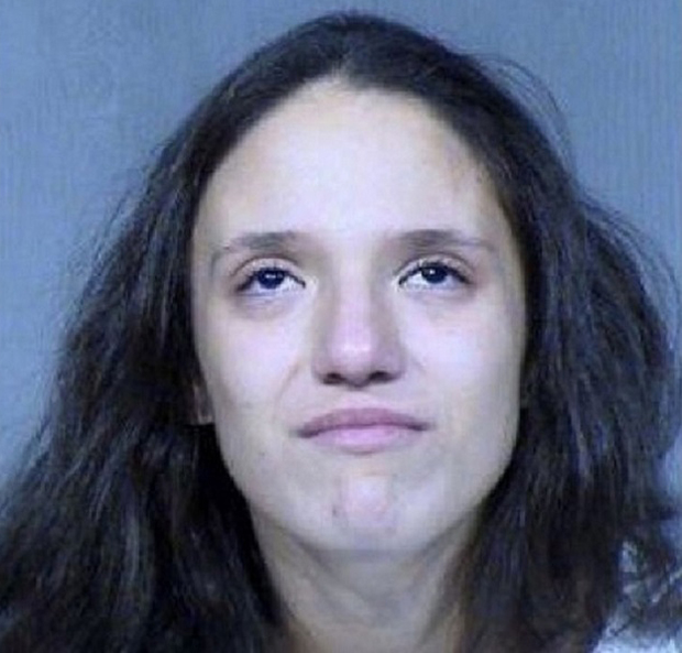 Певала док је ГУШИЛА децу: Малишан (3) покушао да спаси сестру (1), а онда је МАЈКА МОНСТРУМ прешла на њега