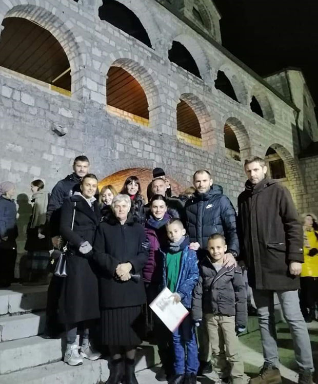 Овације за Петровиће: Његошеви потомци на молебану у Цетињском манастиру 