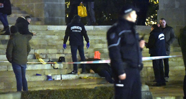 Први снимци испред Скупштине после самоубиства: Мушкарац лежи на степеништу, раширених руку и ногу (ФОТО/ВИДЕО)