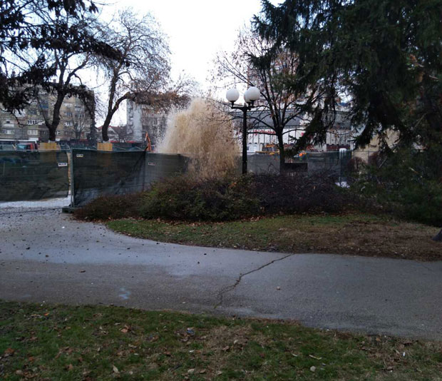 Избио гејзир у Лесковцу, лети и камење: Због хаварије нема воде   (ВИДЕО)