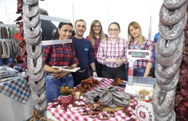 Пуна хала мајстора: У Пироту осми Сајам пеглане кобасице