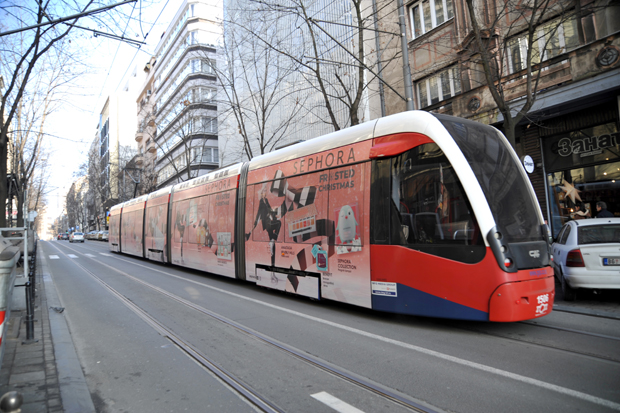 И поред ЗАБРАНА, рекламе заклањају видик путницима: Грађани негодују, пљуште пријаве, а фолије на возилима градског превоза стоје