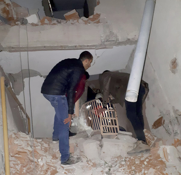 Разоран земљотрес погодио Турску: Има мртвих, жртве се траже у рушевинама (ВИДЕО)