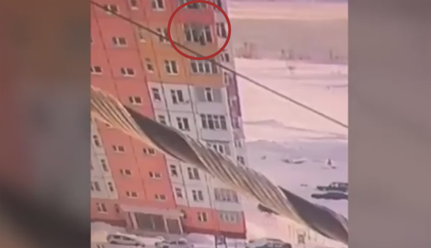 ЧУДО У СИБИРУ: Жена пала са 9. спрата, устала и отишла (УЗНЕМИРУЈУЋИ ВИДЕО)