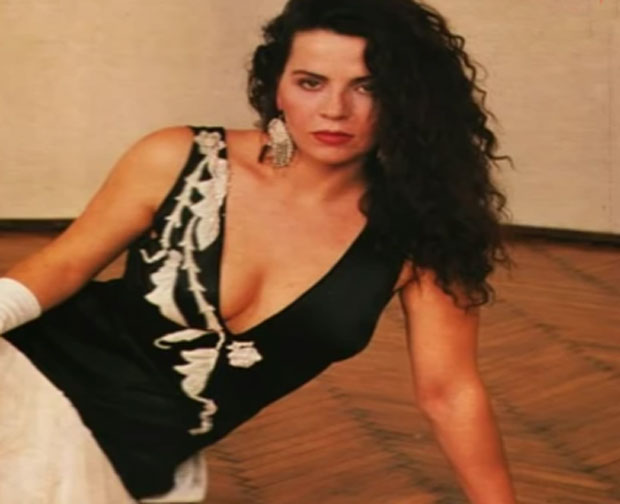 Одрастала је као ВИРЏИНА, мајку су јој убили на Косову, а брат близанац преминуо: Право име наша певачица крије, а побегла је из Србије без пребијеног динара