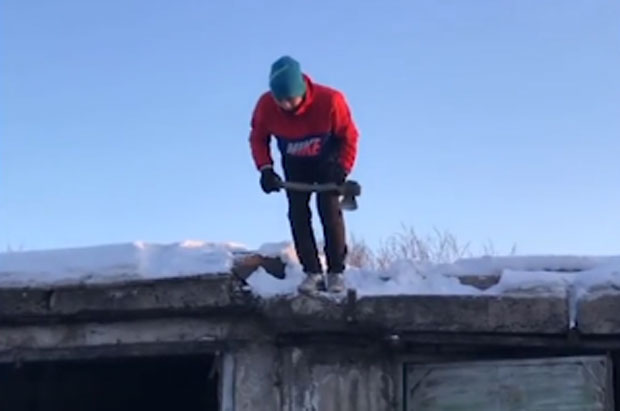 „Џеки Чен“ из Сибира извео салто са секиром у руци (ВИДЕО)