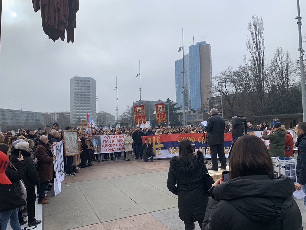 Протест Срба у Женеви: Пред седиштем УН скренули пажњу на отимање светиња