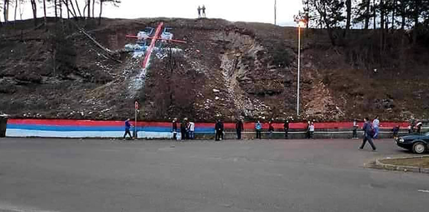 Режим у Подгорици хтео да удари на БЕРАНЕ: Полиција “ТИПОВАЛА” младиће док су сликали мурал, па се повукла (ВИДЕО)