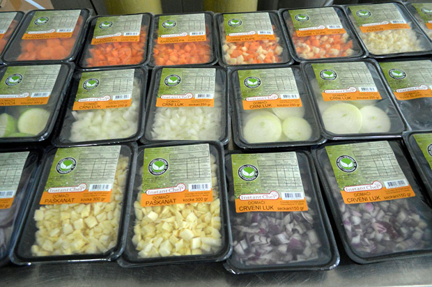 Свеже, опрано, исецкано и спремно за употребу: Поврће из Сакула спас је за савремене домаћице