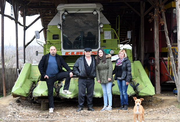 Док други беже у град, он сеје и жање у 16 села: Ненад обрађује 200 хектара, удвостручио је посао и има купце за све што посеје
