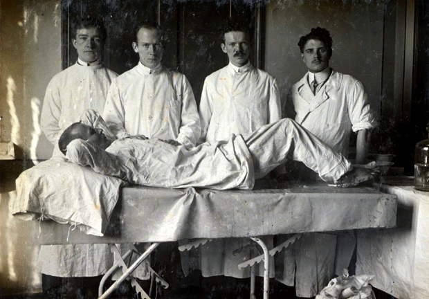 Од крштења до сахрана, од рана и операција до славе и печења: Ратне страхоте над Србима кроз објектив холандског хирурга