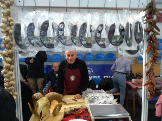 Пирот пун гостију, а сви дошли због хране: Бугари као луди купују пеглану кобасицу, неки верују и да је афродизијак