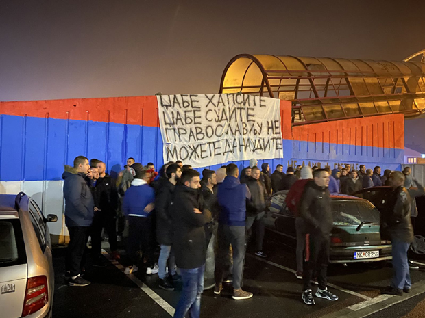 Брџи и још деветорици младића са Златице одређен притвор: Иза решетака због чувања тробојке