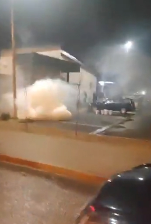 “Отровали су цело насеље!”: Полицајци БЕЗ ИДЕНТИФИКАЦИЈА туку голоруке Подгоричане, они НЕ ДАЈУ српску тробојку (ФОТО/ВИДЕО)