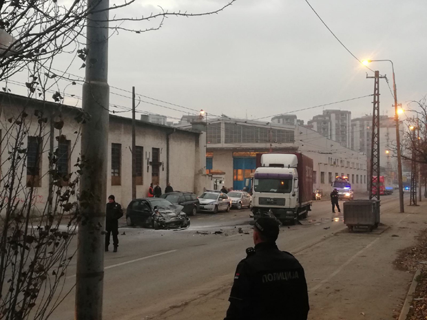 Тежак удес у Дунавској: Једна особа погинула у судару 