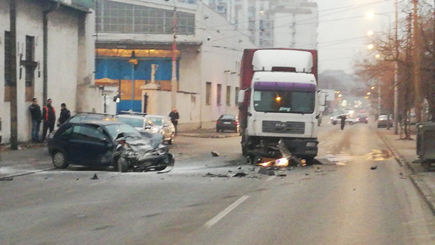 Возачу позлило и закуцао се у камион: Нови детаљи трагедије у Дунавској и слике са места несреће (ФОТО/ВИДЕО) 