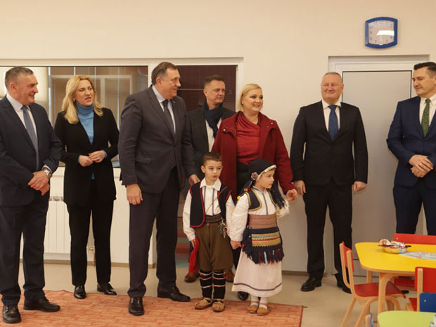 Лепа вест за малишане: Цвијановић и Додик отворили вртић Бајка у Александровцу (ФОТО)
