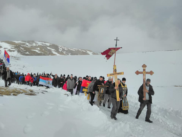 Прва литија брдима Сињајевине кроз сметове: За крст часни и слободу златну верници исписују историјске тренутке (ВИДЕО)